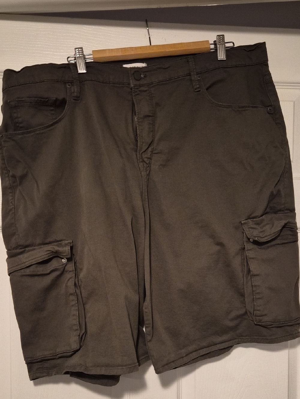 Good American Cargo Shorts in Olive